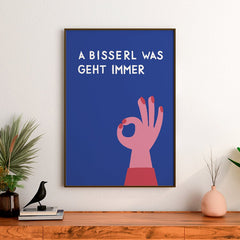 A bisserl was geht immer • bayrisches Poster in blau • mit humorvollem Spruch • lustige Wanddeko für Monaco die Baviera Fans - vonSUSI