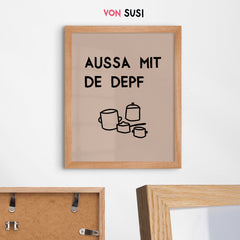 Aussa mit de Depf in beige • lustiges bayerisches Poster für die Küche • für Bayern als Geschenkidee - vonSUSI