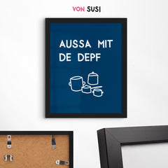 Bayerisches Poster "Aussa mit de Depf" • lustiges bayerisches Spruch Poster • witziges bayrisches Plakat • bayrischer Spruch • für Bayern als Geschenkidee - vonSUSI