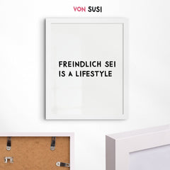 Bayerisches Poster mit lustigem Spruch Freindlich sei is a lifestyle - vonSUSI