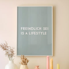 Bayerisches Poster mit lustigem Spruch Freindlich sei is a lifestyle - vonSUSI