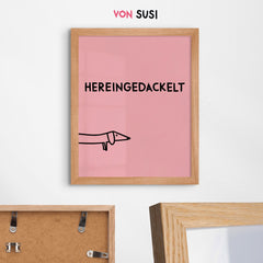 Hereingedackelt • Dackel Poster für Eingangsbereich in rosa - vonSUSI Poster