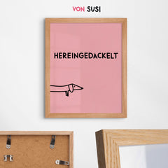 Hereingedackelt • Dackel Poster für Eingangsbereich in rosa • moderne Wandkunst für den Gang oder Eingangsbereich • Willkommensgruß - vonSUSI Poster