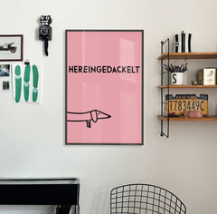 Hereingedackelt • Dackel Poster für Eingangsbereich in rosa • moderne Wandkunst für den Gang oder Eingangsbereich • Willkommensgruß - vonSUSI Poster