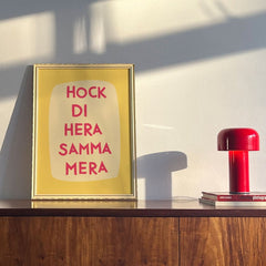 Küchenposter mit lustigem bayerischen Spruch Hock di hera, samma mera - vonSUSI