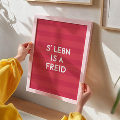 S' Lebn is a freid • bayrisches Poster mit positivem Spruch - vonSUSI