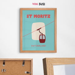 Sankt Moritz Poster • Städteposter Schweizer Berge • St Moritz Poster • Poster mit Ski Gondel Motiv in hellblau - vonSUSI