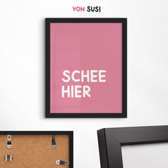 Schee hier • modernes bayerisches Poster mit lustigem Spruch - vonSUSI