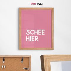 Schee hier • modernes bayerisches Poster mit lustigem Spruch - vonSUSI