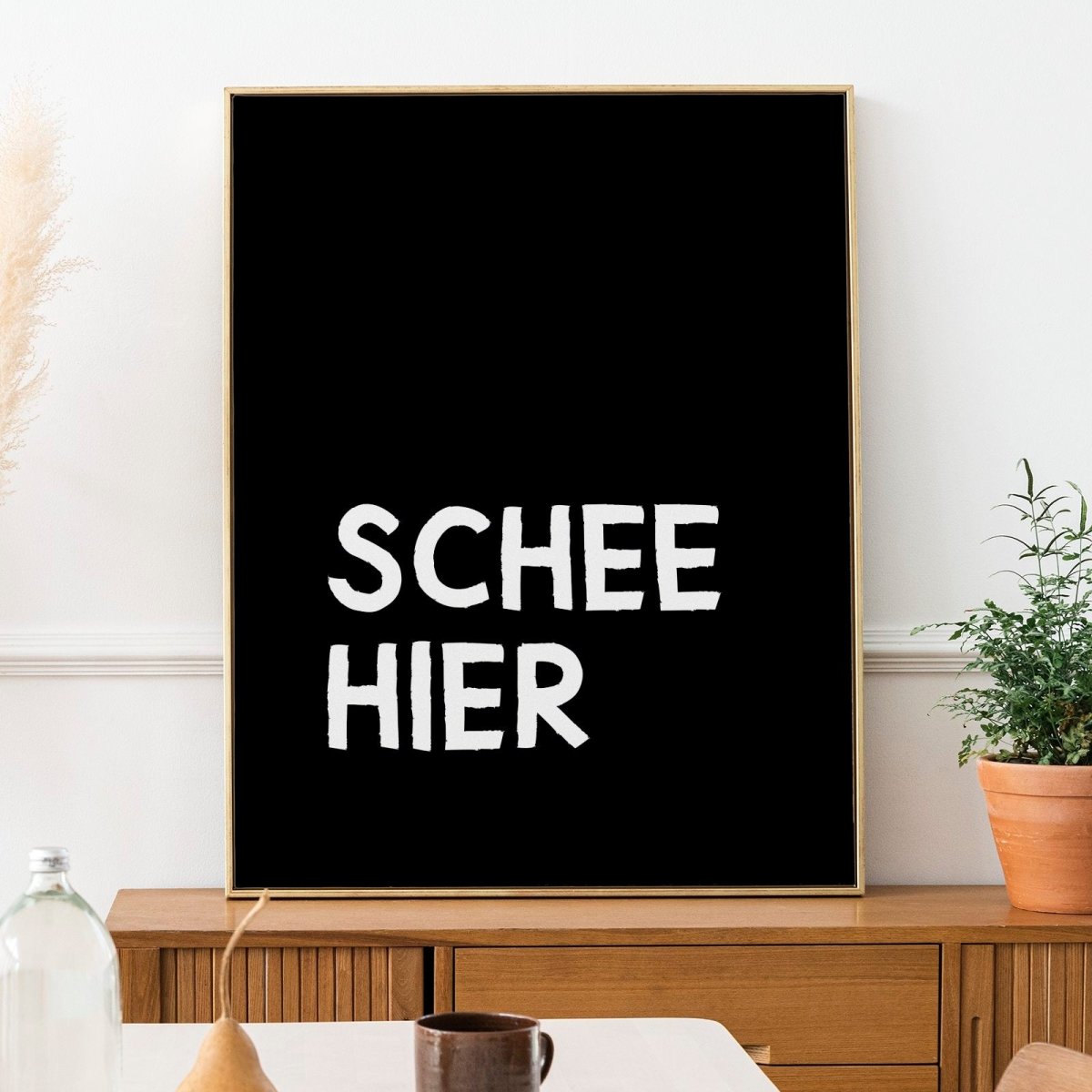 Schee hier • modernes bayerisches Poster mit lustigem Spruch - vonSUSI