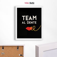 Team al dente • Italienisches Poster für die Küche als hochwertiger Fine Art Print - vonSUSI