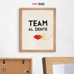 Team al dente • Italienisches Poster für die Küche als hochwertiger Fine Art Print - vonSUSI