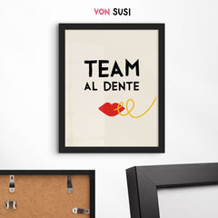 Team al dente • Italienisches Poster für die Küche als hochwertiger Fine Art Print - vonSUSI