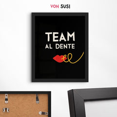 Team al dente • Italienisches Poster für die Küche als hochwertiger Fine Art Print - vonSUSI