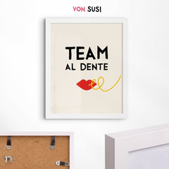 Team al dente • Italienisches Poster für die Küche als hochwertiger Fine Art Print - vonSUSI